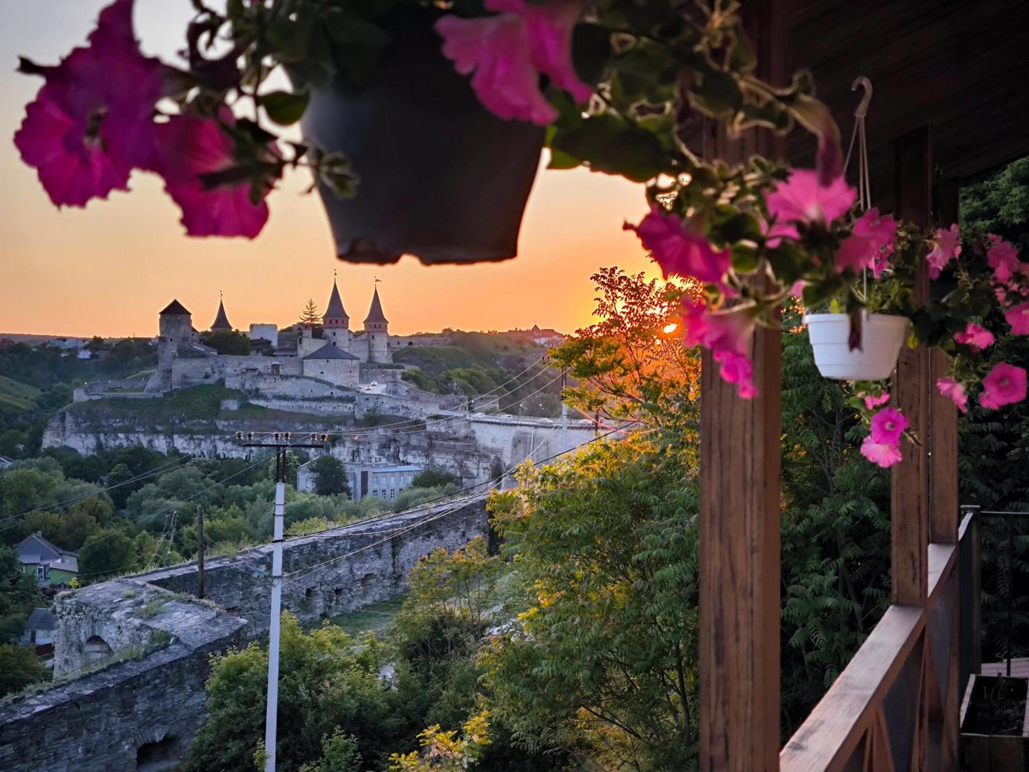 Будинок З Видом На Стару Фортецю Kamianets-Podilskyi Luaran gambar